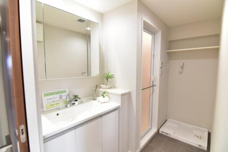 洗面 清潔感と機能性を備え一日の始まりと終わりを心地よく演出してくれるパウダールームです。