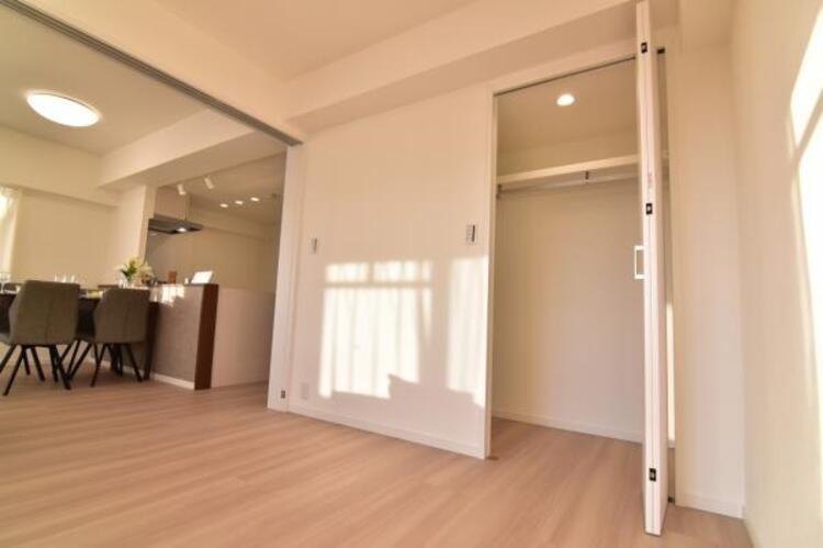 収納 大きなウォークインクローゼットにはゴルフバッグやスノーボードなど趣味のお荷物も十分収納が可能です。日常で使わないものや食料のストックにも重宝します。