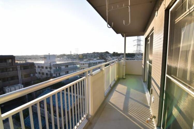 バルコニー 陽光、風通しのよいワイドバルコニー。お洗濯物も乾かしやすいですね。