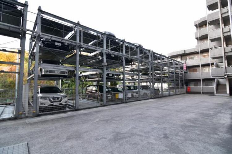 駐車場 機械式駐車場のため、全ての車でいたずらや盗難の危険が減ります。