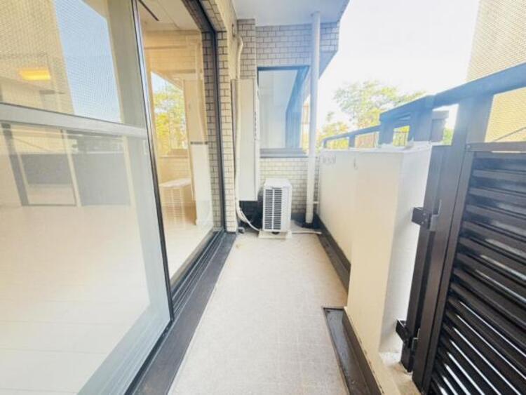 バルコニー 使い易いバルコニー。やわらかな陽射し・心地よい風。どこまでも広がる空の下、限りない開放感を味わえる空間です。 