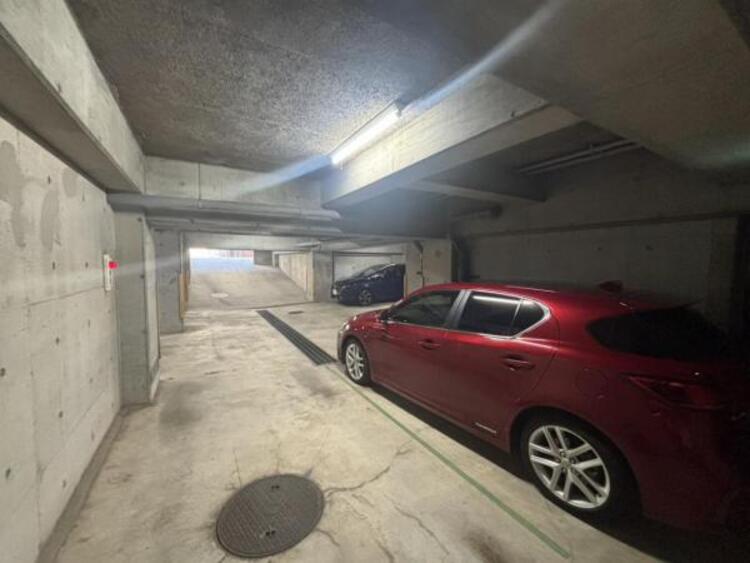 駐車場 マンションの敷地内に設けられた駐車スペースなので重い荷物の出し入れの負担を最小限に抑えられます。 