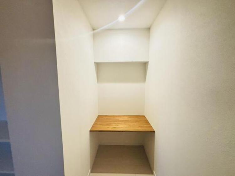 その他 テレワークスペースとしての活用や子供の遊び、勉強スペースとしてはもちろん、家事スペースとしてアイロンがけやミシン作業など、ちょっとした家事にも便利です。 