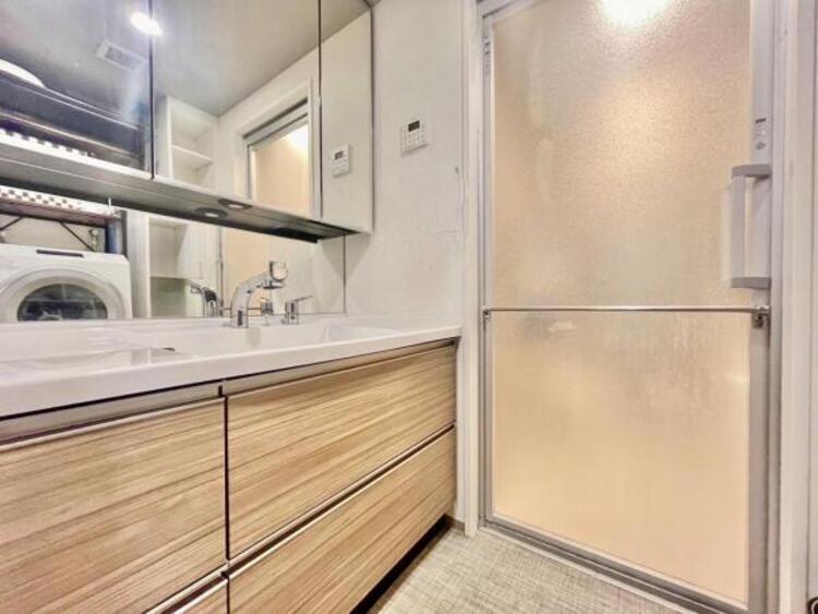 洗面 使い勝手の良い洗面台で、朝の準備もスムーズにこなせます。