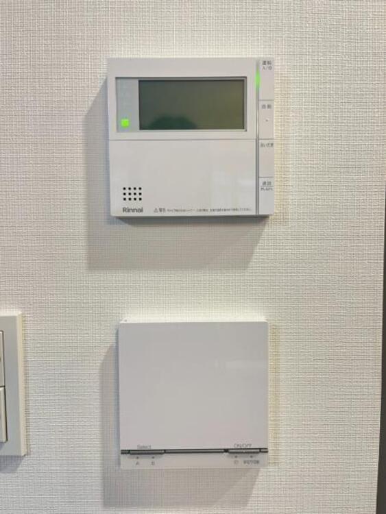 設備 床暖房　足元から「ふく射」「熱伝導」「自然対流」を組み合わせて、じんわりとしっかりとお部屋全体をムラなく均一に暖めます。風を起こさないため温風による乾燥がなく、さらにアレルギーの一因となるホコリなども舞い上がりにくくクリーンな室内環境を保ち、小さなお子様…