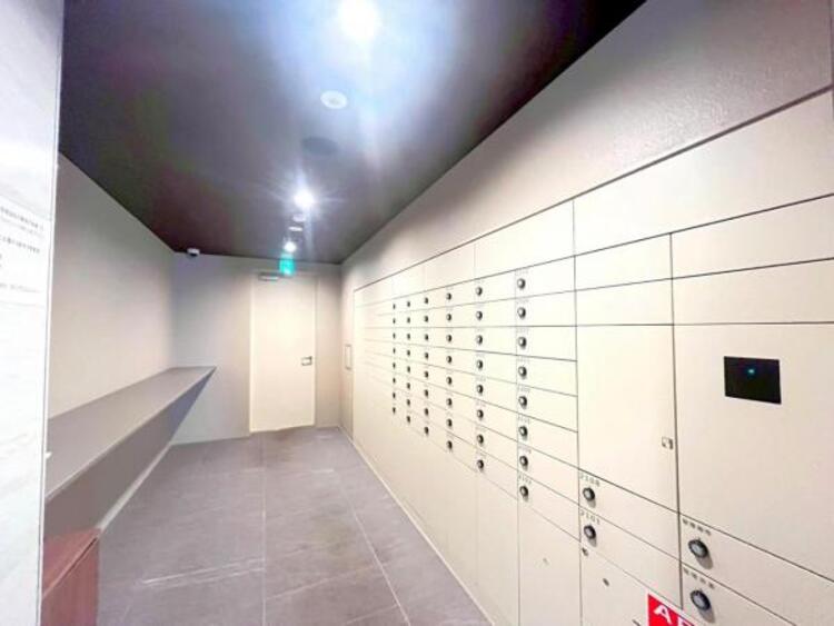 設備 宅配ボックス　ネットショッピングの隆盛により、ますます利用者が増える宅配便。不在時でも荷物を受け取れる宅配ボックスは共働きをはじめ、様々なご家庭に便利です。