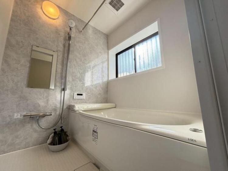 風呂 光に照らし出されたバスルーム。広い浴槽にゆっくりと身を沈め深く瞑想をすれば、また新たな活力が膨らんできます。