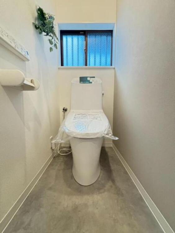 トイレ ウォシュレット付きのトイレ。落ち着いた雰囲気を演出する内装に仕上げました。