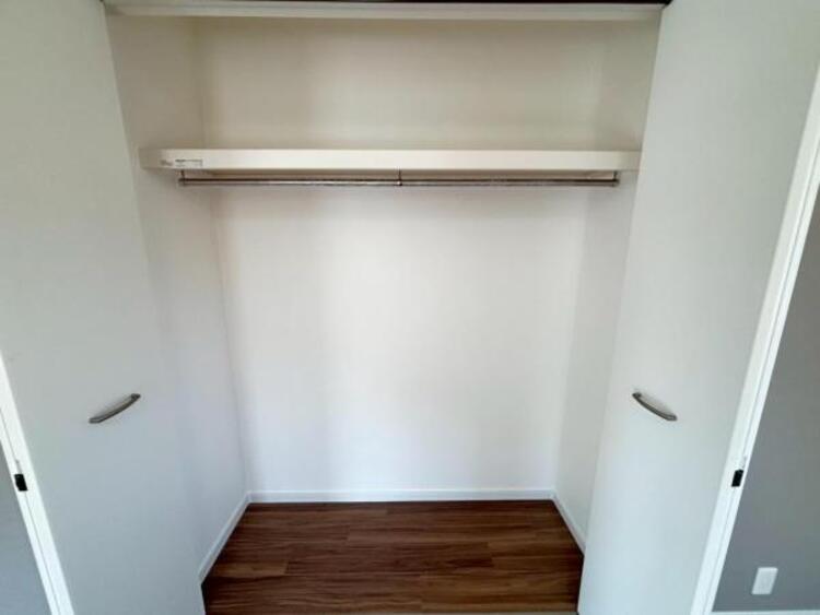 収納 クローゼットには棚やハンガーパイプが付いており、スーツや上着などがスッキリ収納可能です。