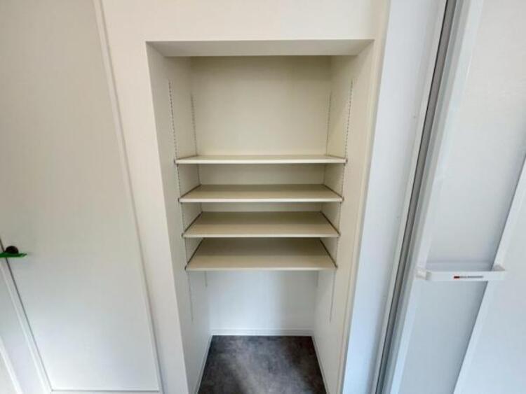 収納 空間を効率的に利用し稼働棚の収納スペースを設置。多目的にお使いいただける便利な空間です。