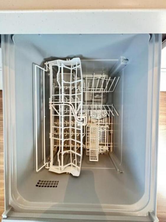 設備 食器洗浄乾燥機を標準装備。作動中は他の家事を並行して進めることができ、家事の時短と負担軽減につながります。高温、高圧水流で洗浄するため、除菌・消臭効果が期待でき、衛生面での安心感が高まります。また、手荒れの心配もなくなります。