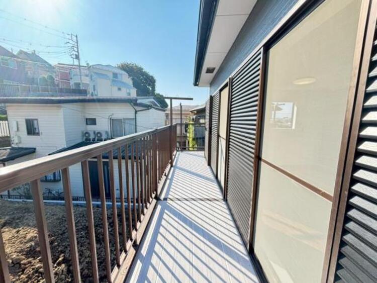 バルコニー 使い易い南向きL字バルコニー。やわらかな陽射し・心地よい風。どこまでも広がる空の下、限りない開放感を味わえる空間です。