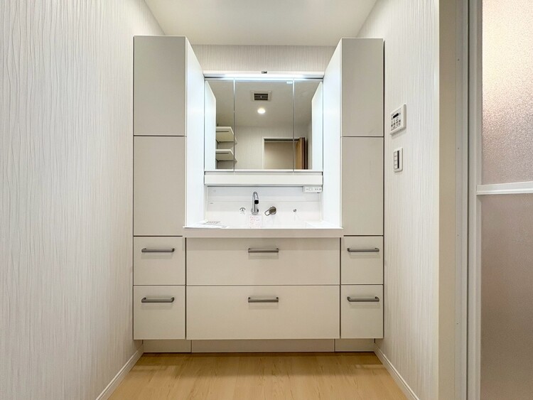 その他 清潔感を感じられる洗面化粧台。