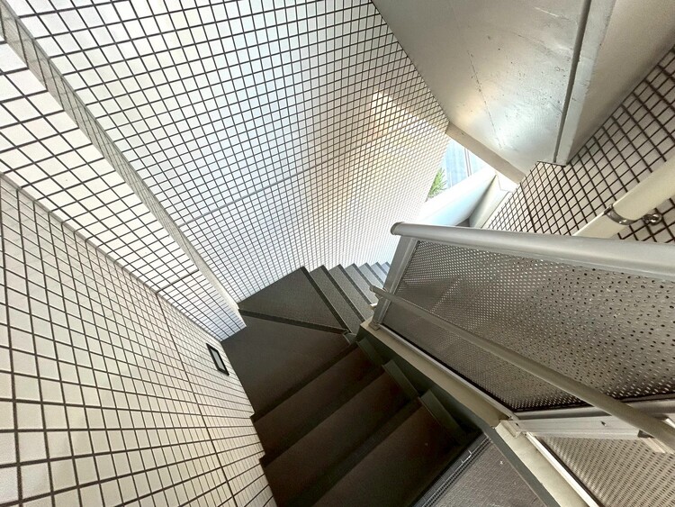 その他 共用部の階段です。明るく清潔に管理されています。