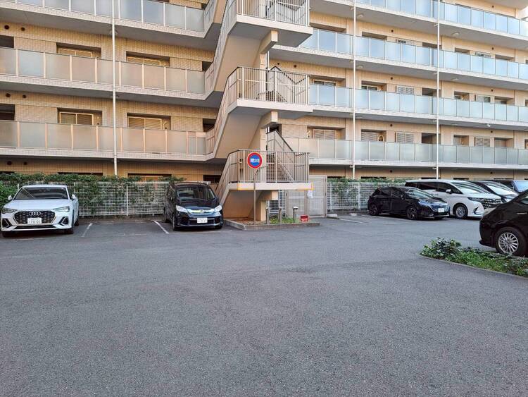 その他 共用部の階段です。明るく清潔に管理されています。