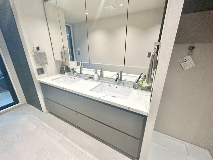 その他 清潔感を感じられる洗面化粧台。