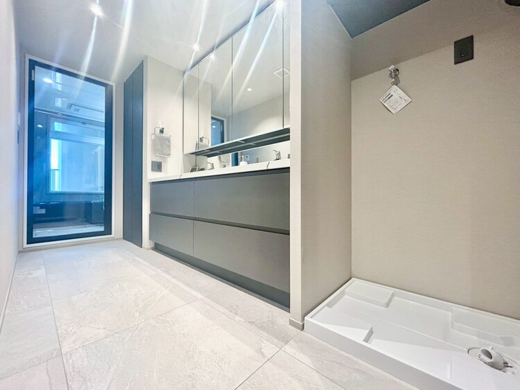 その他 十分な広さの脱衣所。