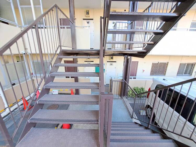 その他 共用部の階段です。明るく清潔に管理されています。