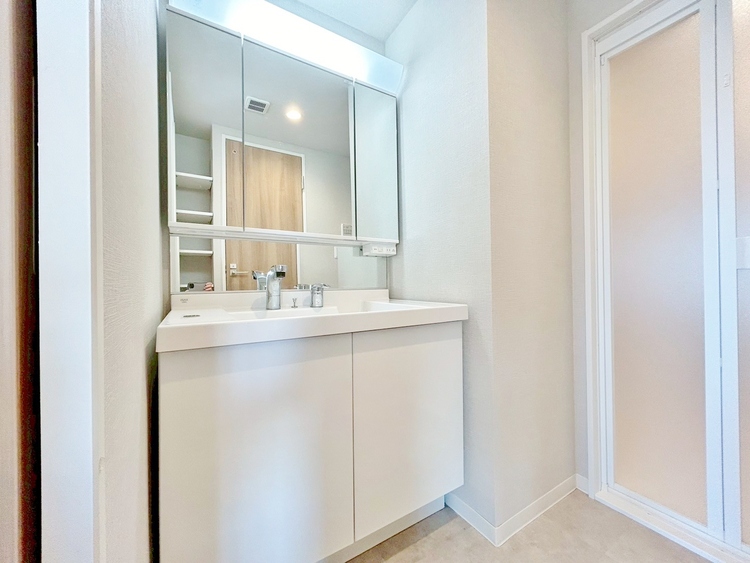 その他 清潔感を感じられる洗面化粧台。