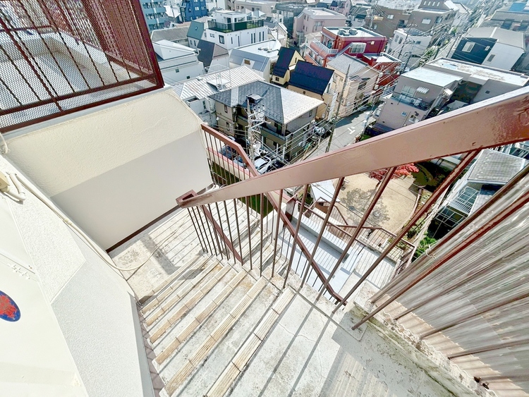 その他 共用部の階段です。明るく清潔に管理されています。