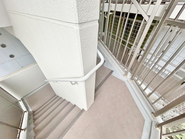 その他 共用部の階段です。明るく清潔に管理されています。