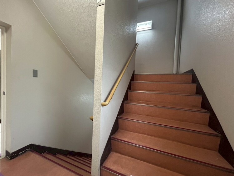 その他 共用部の階段です。明るく清潔に管理されています。