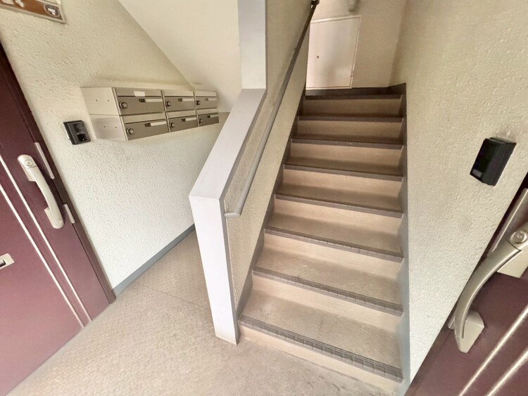 その他 共用部の階段です。明るく清潔に管理されています。