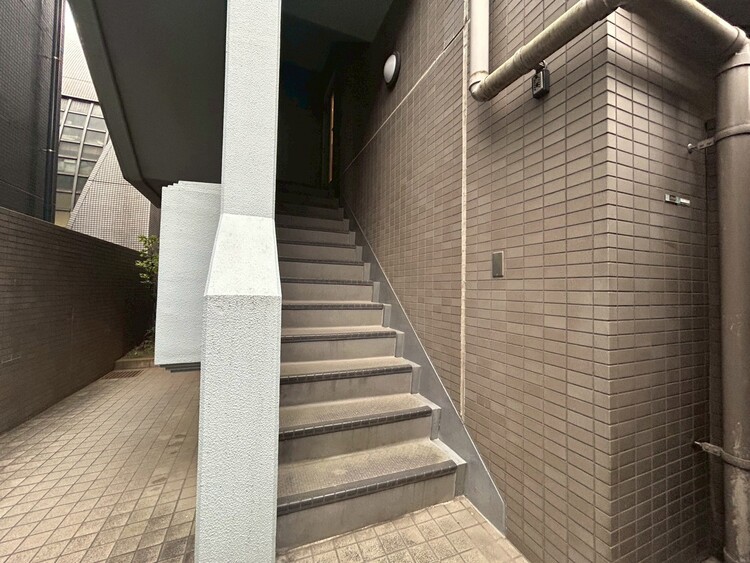その他 共用部の階段です。明るく清潔に管理されています。