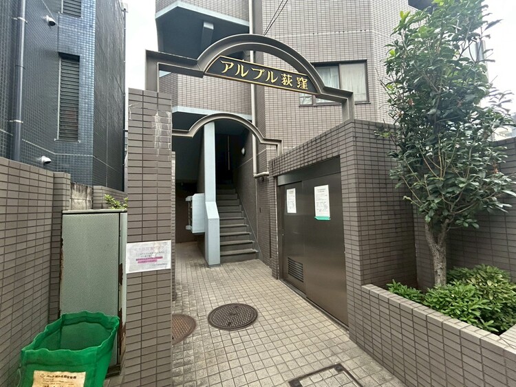 その他 上質感漂う玄関アプローチです。