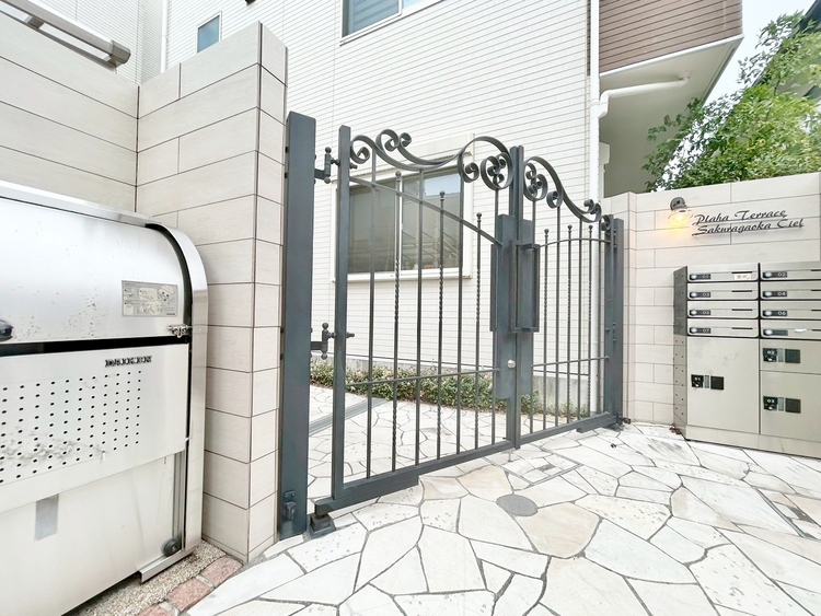 その他 上質感漂う玄関アプローチです。