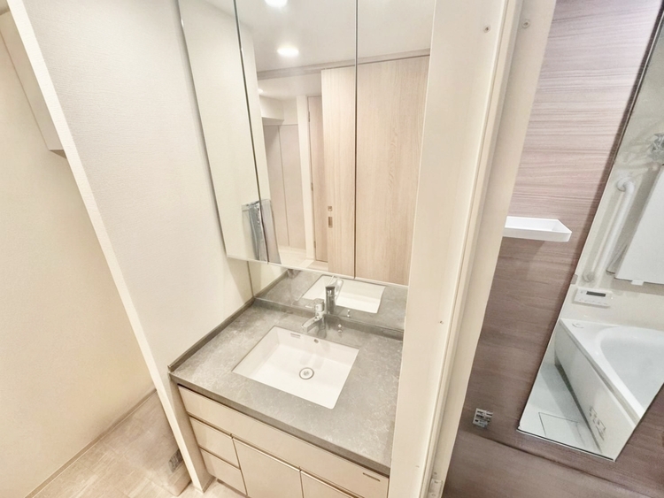 その他 清潔感を感じられる洗面化粧台。