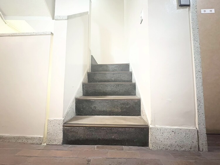 その他 共用部の階段です。明るく清潔に管理されています。