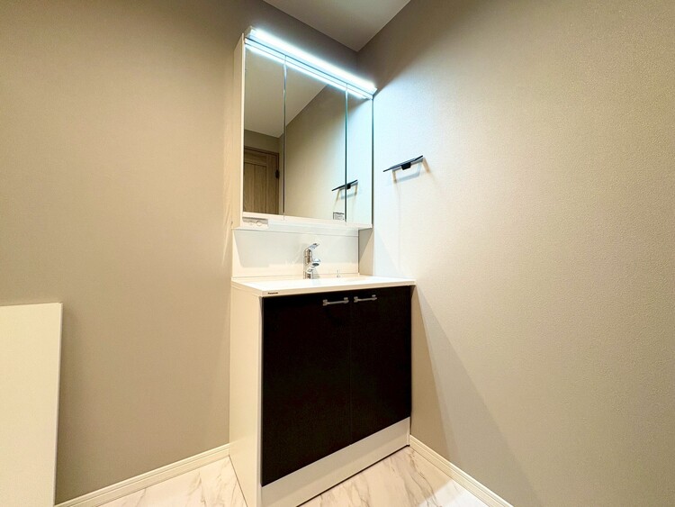 その他 清潔感を感じられる洗面化粧台。