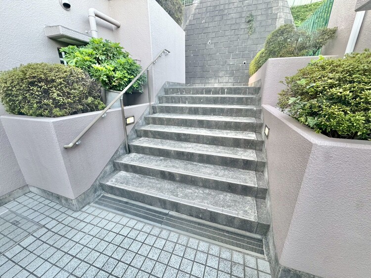 その他 共用部の階段です。明るく清潔に管理されています。