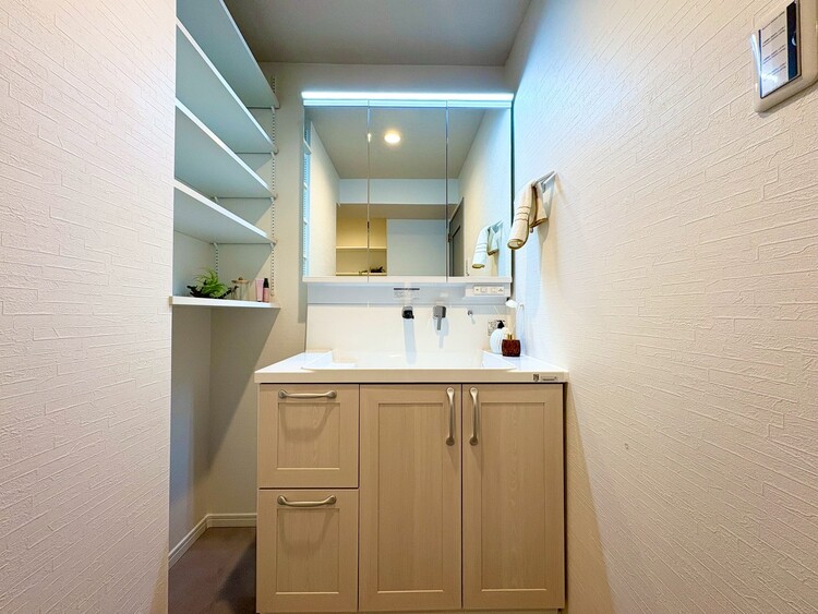 その他 清潔感を感じられる洗面化粧台。