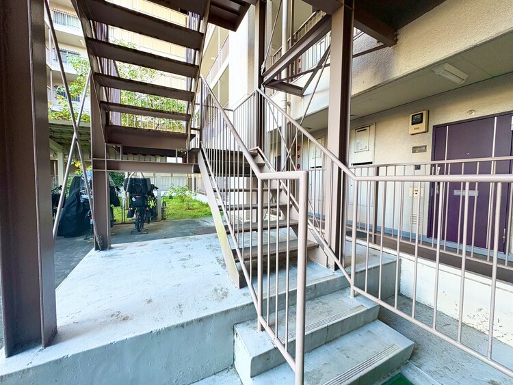 その他 共用部の階段です。明るく清潔に管理されています。
