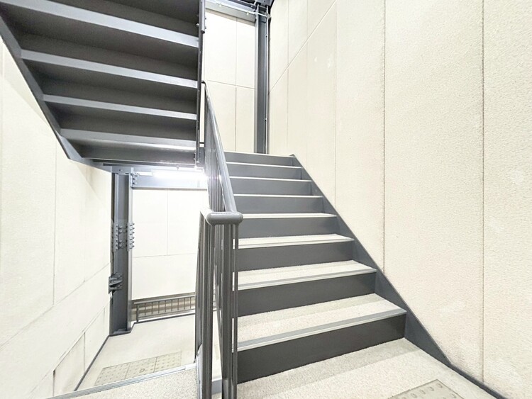 その他 共用部の階段です。明るく清潔に管理されています。