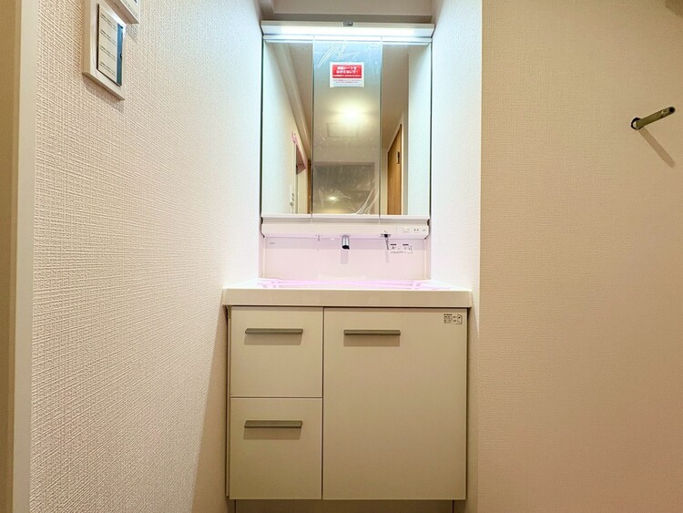 その他 清潔感を感じられる洗面化粧台。