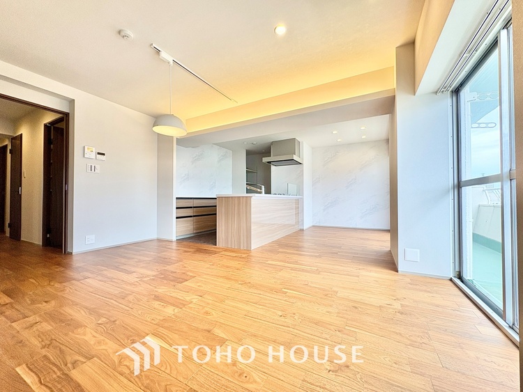 内装 ◆癒しの空間◆室内構成に拘り採光とセンスを散りばめた空間。それは『柔らかさ』に似た素敵な居場所。そこに暮らす人のことを考えつくり出したものは『癒し』という心地よい居場所なんだと思う