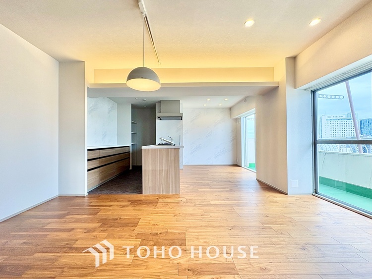 内装 ◆木漏れ日◆の様な採光が優しく足元を照らし、心地いい暮らしの道しるべを写し出す。この空間で過ごす家族との語らいの時間がとても素敵で幸せを感じるかもしれない。