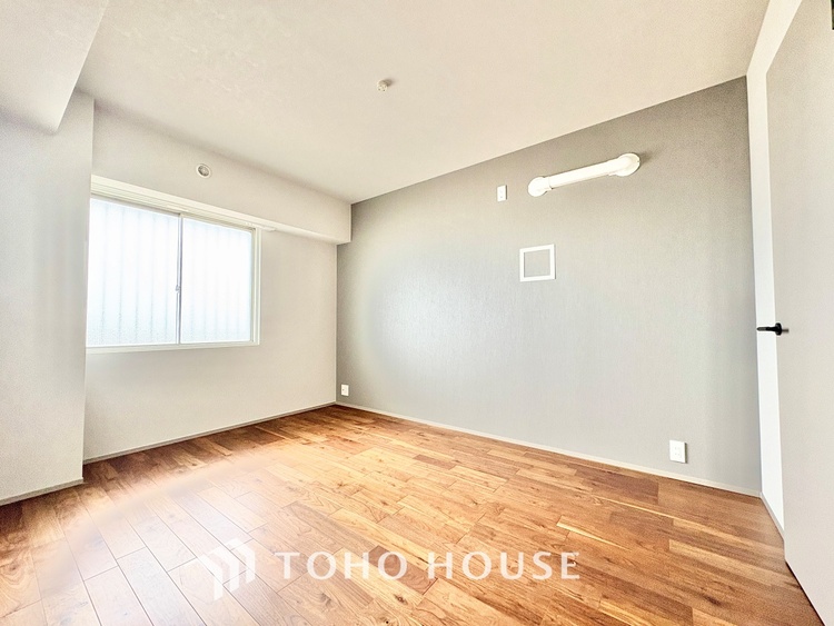 内装 ◆間接照明◆オレンジ色の光が僕達を大人な気分にさせる。静かで優しく語りかけるその光は、今日の終わりを告げてくれ、でも明日にはいい事が必ず来るよ。そんな囁きが聞こえてくる