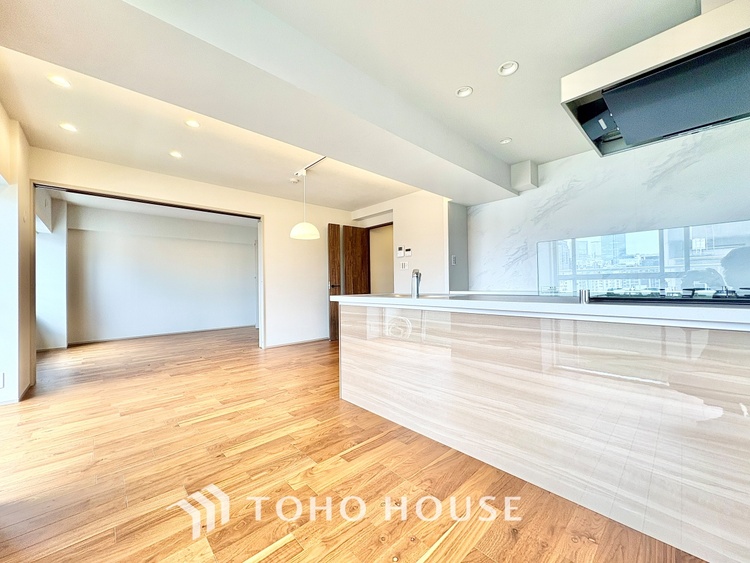 内装 ◆リビング◆たくさんの窓から注ぐ太陽の光。時間の経過とともに光と影のコントラストがこの空間のムードを変え、部屋に変化と温もりをもたらしてくれる。