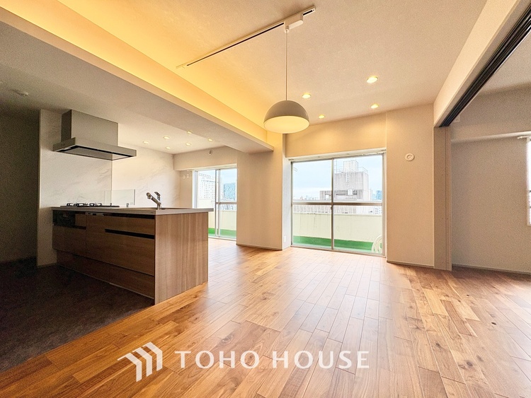 内装 ◆今宵の食卓◆ダウンライトに反射するグラスを眺めながらワインを注ぐ。トクトクと心地いい音をさせながら、フランスの古城を思わせる薫りがたちこめ、とても幸せな時を過ごせる。