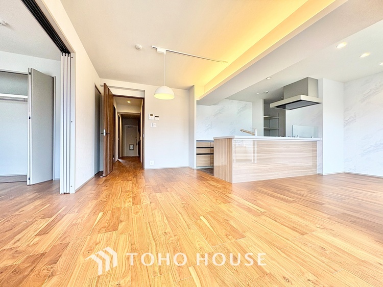 内装 ◆窓を開けると◆冷涼な風、そよぐリビング。だんらんの場所はここから始まり、ここで終わる。家族の笑顔が集う素敵な場所だから、こだわり抜いた思いが詰まっているのだと思う。