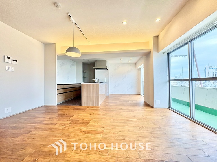 内装 ◆リビング◆そこには目を輝かせ笑顔で見つめてくれる君がいて、「おかえり」の言葉がこだまする。何気ない日々の挨拶は僕にとっては幸せで、同時に君の瞳にも恋している。