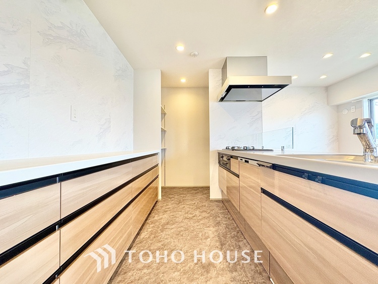 キッチン ◆キッチン◆美しく使いやすいキッチンは油汚れが簡単に拭き取れる素材で加工されており、浄水器シャワーから流す水の音を軽減する静かなシンクを採用。見えないところにさり気ない配慮が嬉しいですね