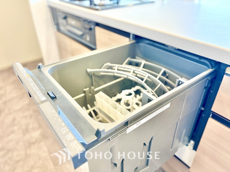 キッチン ◆今宵の食卓◆ダウンライトに反射するグラスを眺めながらワインを注ぐ。トクトクと心地いい音をさせながら、フランスの古城を思わせる薫りがたちこめ、とても幸せな時を過ごせる。