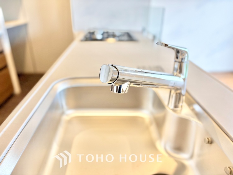 キッチン ◆キッチン◆美味しい料理を作りたくなるような気持にさせてくれる、腕を振るえる自慢のスペース。見上げると柔らかなダウンライトが包み込み、彩りを添えます。艶と光沢のある居心地の良いわが家のキッチン。