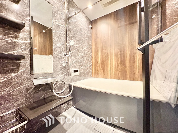 風呂 ◆浴室◆の温もりを感じ、ふわりと寄り添う太陽の妖精たちが自然と僕達を微睡ませる。うとうとしたい訳ではないがそんな時間が嫌いじゃない自分がここにいる。