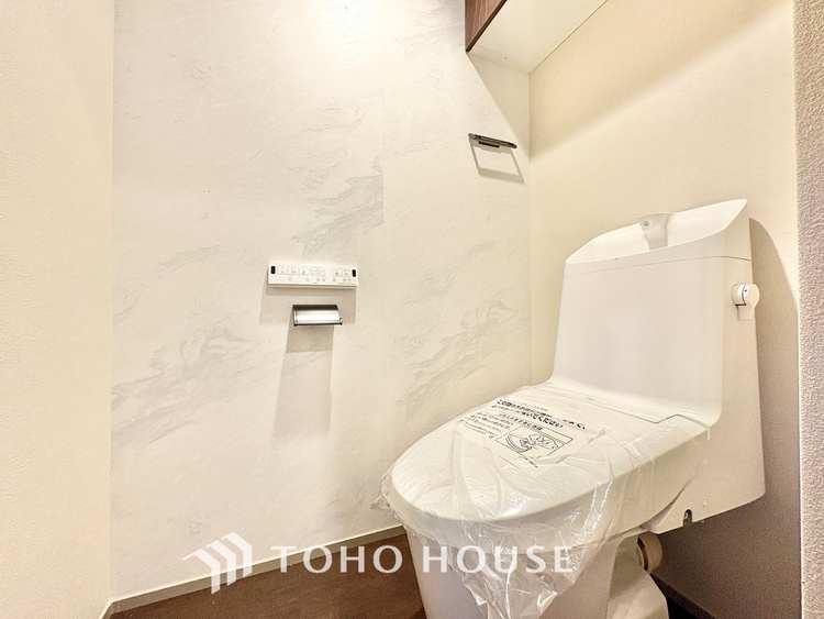 トイレ ◆トイレ◆トイレも全て新品に交換されており、清々しく新生活を始めることができます。白基調の清潔感のある空間に生まれ変わりました。